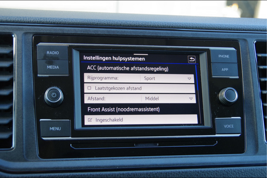 Volkswagen Crafter 35 2.0 TDI L3H2 DC-5P, 140PK AUT. LED, TREKHAAK, STOELVERWARMING, STANDKACHEL, CAMERA, PARKEERSENSOREN, AIRCO, CARPLAY, DUBBELE