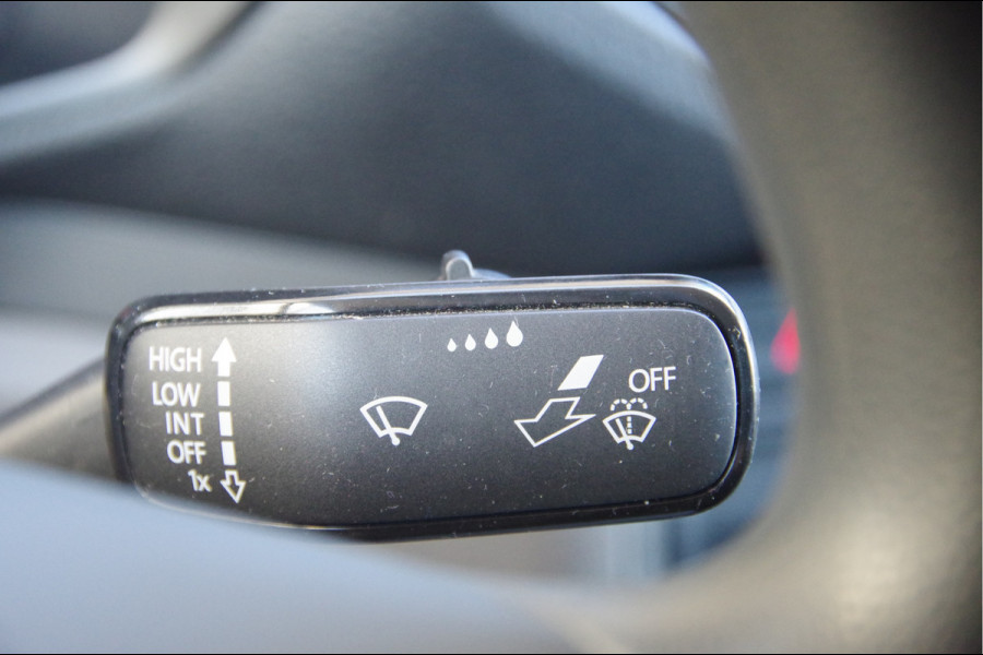 Volkswagen Crafter 35 2.0 TDI L3H2 DC-5P, 140PK AUT. LED, TREKHAAK, STOELVERWARMING, STANDKACHEL, CAMERA, PARKEERSENSOREN, AIRCO, CARPLAY, DUBBELE