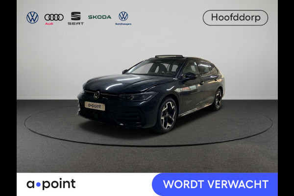 Volkswagen Passat Variant 1.5 eHybrid R-Line Edition 272 pk Automaat (DSG) | Verlengde garantie | Navigatie | Panoramadak | Trekhaak (wegklapbaar) | Parkeersensoren (Park assist) | Rondomzicht camera | Stoelverwarming v/a | R-Line |