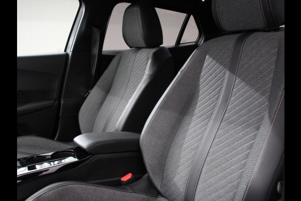 Peugeot 2008 1.2 Hybrid 136 pk Automaat Allure | DEMO ! | Navigatie | Apple Carplay/Android Auto | Climate Control | Dab | Led | Parkeer sensoren | Cruise Control | Stoelverwarming
