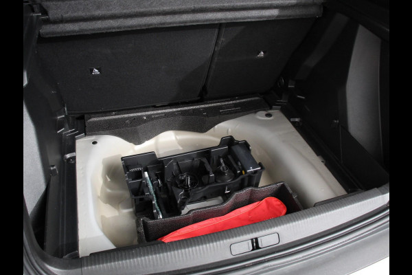 Peugeot 2008 1.2 Hybrid 136 pk Automaat Allure | DEMO ! | Navigatie | Apple Carplay/Android Auto | Climate Control | Dab | Led | Parkeer sensoren | Cruise Control | Stoelverwarming