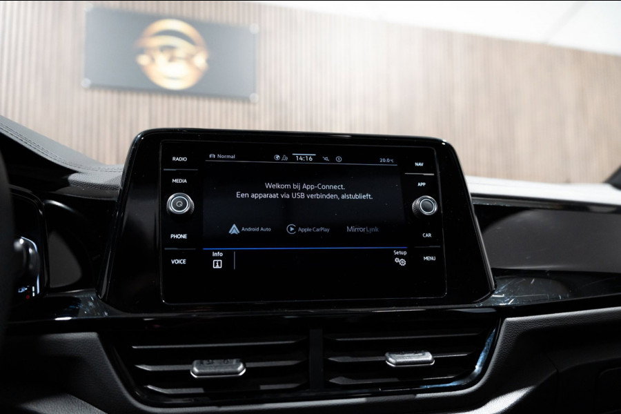 Volkswagen T-Roc 1.5 TSI R-Line IQ DSG PANO CAMERA