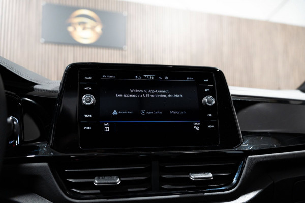 Volkswagen T-Roc 1.5 TSI R-Line IQ DSG PANO CAMERA