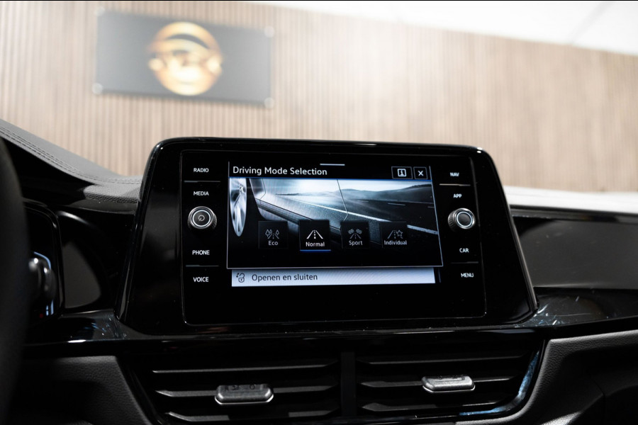 Volkswagen T-Roc 1.5 TSI R-Line IQ DSG PANO CAMERA