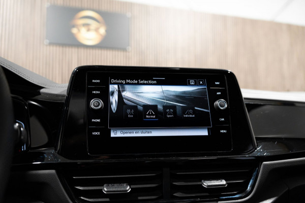 Volkswagen T-Roc 1.5 TSI R-Line IQ DSG PANO CAMERA