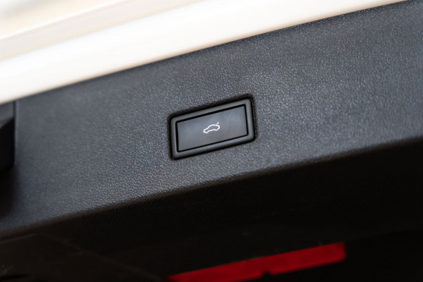 Volkswagen T-Roc 1.5 TSI R-Line IQ DSG PANO CAMERA