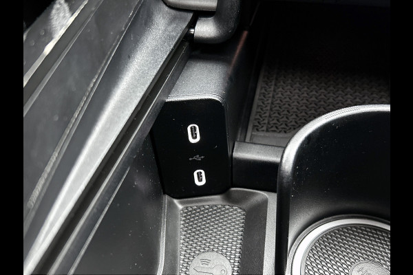 Mercedes-Benz E-Klasse 300 e AMG Plug-In Hybride AMG Line | Panoramadak | Widescreen Dashboard | Burmester® 4D surround sound system | Digil Licht. Inclusief 24 maanden Mercedes-Benz Certified garantie voor Europa.