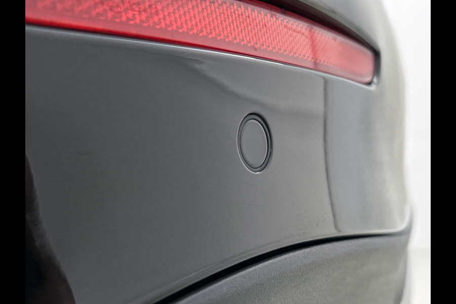 Mercedes-Benz E-Klasse 300 e AMG Plug-In Hybride AMG Line | Panoramadak | Widescreen Dashboard | Burmester® 4D surround sound system | Digil Licht. Inclusief 24 maanden Mercedes-Benz Certified garantie voor Europa.