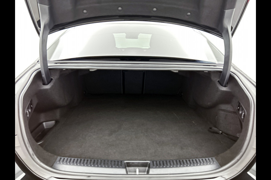 Mercedes-Benz E-Klasse 300 e AMG Plug-In Hybride AMG Line | Panoramadak | Widescreen Dashboard | Burmester® 4D surround sound system | Digil Licht. Inclusief 24 maanden Mercedes-Benz Certified garantie voor Europa.