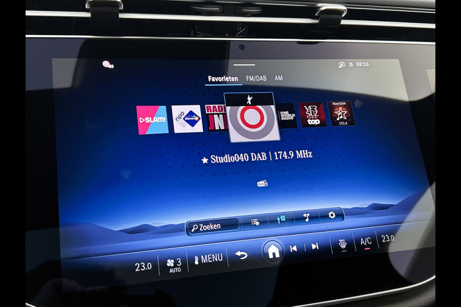 Mercedes-Benz E-Klasse 300 e AMG Plug-In Hybride AMG Line | Panoramadak | Widescreen Dashboard | Burmester® 4D surround sound system | Digil Licht. Inclusief 24 maanden Mercedes-Benz Certified garantie voor Europa.