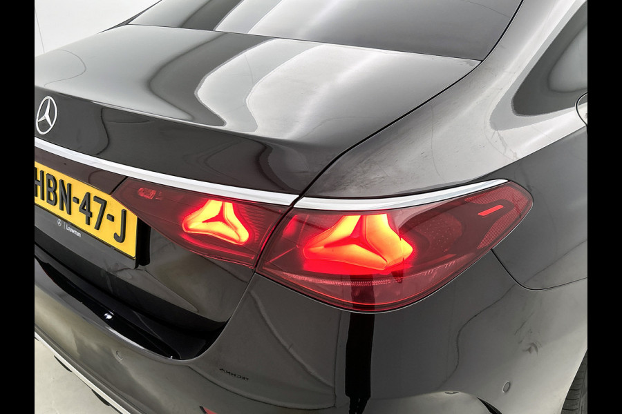 Mercedes-Benz E-Klasse 300 e AMG Plug-In Hybride AMG Line | Panoramadak | Widescreen Dashboard | Burmester® 4D surround sound system | Digil Licht. Inclusief 24 maanden Mercedes-Benz Certified garantie voor Europa.