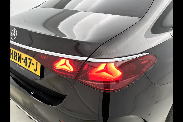 Mercedes-Benz E-Klasse 300 e AMG Plug-In Hybride AMG Line | Panoramadak | Widescreen Dashboard | Burmester® 4D surround sound system | Digil Licht. Inclusief 24 maanden Mercedes-Benz Certified garantie voor Europa.