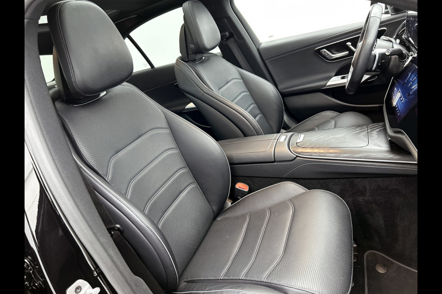 Mercedes-Benz E-Klasse 300 e AMG Plug-In Hybride AMG Line | Panoramadak | Widescreen Dashboard | Burmester® 4D surround sound system | Digil Licht. Inclusief 24 maanden Mercedes-Benz Certified garantie voor Europa.
