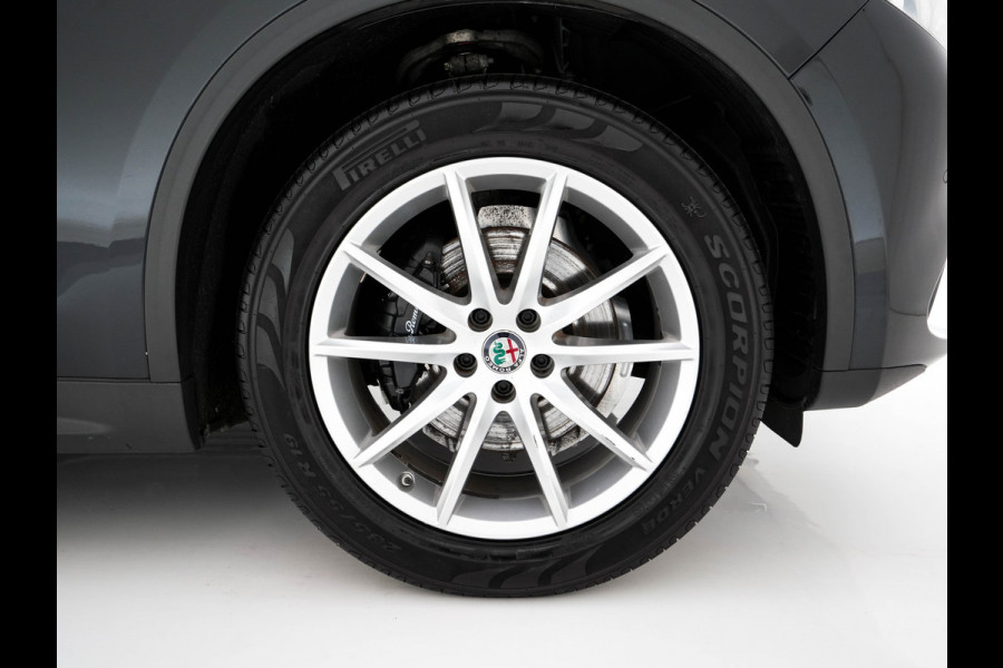 Alfa Romeo Stelvio 2.2d AWD Q4 Super Aut. *PANO | LEATHER | BI-XENON | MEMORY-PACK | HARMAN/KARDON | BLINDSPOT | CAMERA | DAB+ | NAVI-FULLMAP | HEATED-SPORTSEATS | ECC | ADAPTIVE-CRUISE | PDC | PRIVACYGLASS | TOWBAR | 19"ALU*