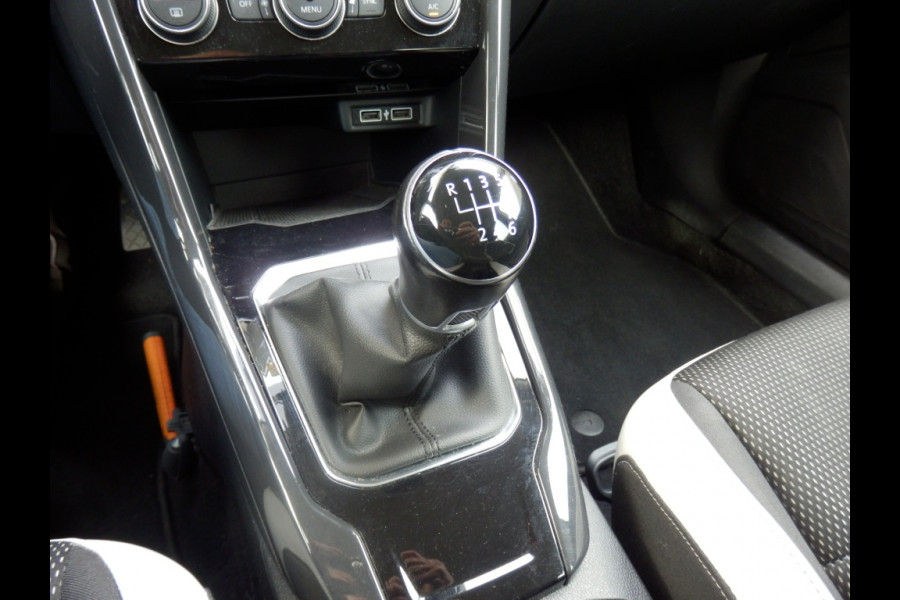 Volkswagen T-Roc 1.5 TSI 150PK | Sport | Clima | ParkPilot |