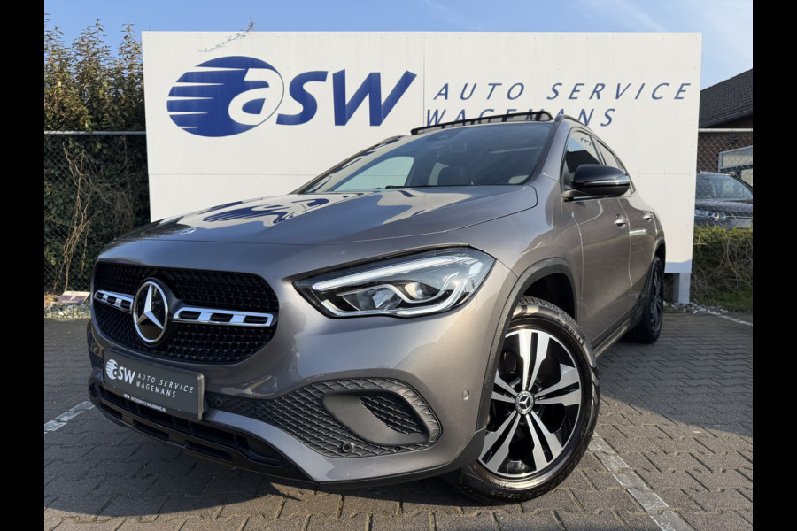 Mercedes-Benz GLA 200 Luxury Line | Trekhaak | Pano | Ambient Light | Camera | 18 inch