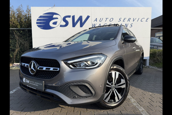 Mercedes-Benz GLA 200 Luxury Line | Trekhaak | Pano | Ambient Light | Camera | 18 inch