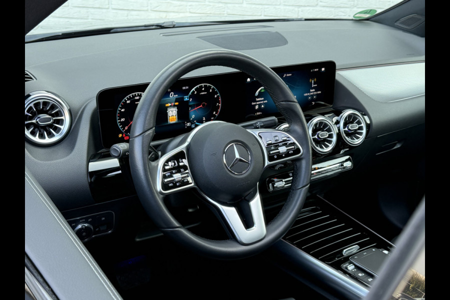 Mercedes-Benz GLA 200 Luxury Line | Trekhaak | Pano | Ambient Light | Camera | 18 inch