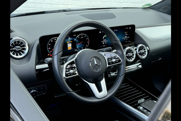 Mercedes-Benz GLA 200 Luxury Line | Trekhaak | Pano | Ambient Light | Camera | 18 inch