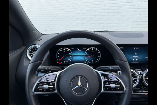 Mercedes-Benz GLA 200 Luxury Line | Trekhaak | Pano | Ambient Light | Camera | 18 inch