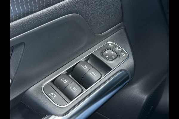 Mercedes-Benz GLA 200 Luxury Line | Trekhaak | Pano | Ambient Light | Camera | 18 inch