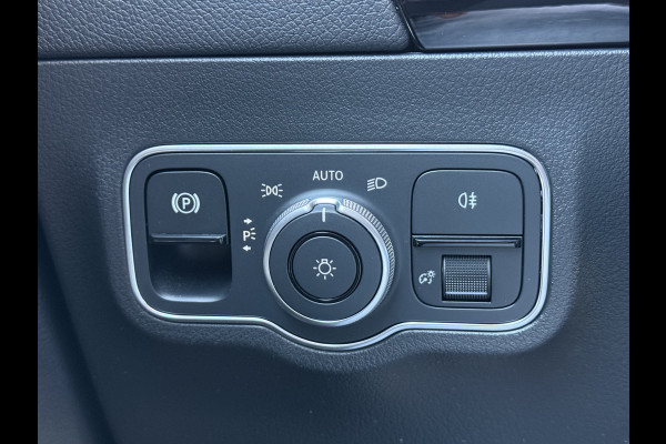 Mercedes-Benz GLA 200 Luxury Line | Trekhaak | Pano | Ambient Light | Camera | 18 inch