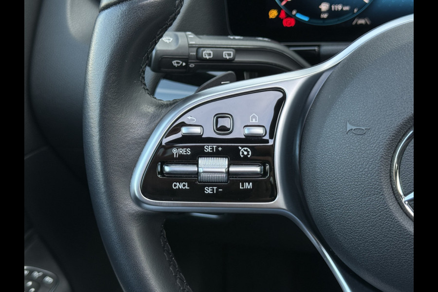 Mercedes-Benz GLA 200 Luxury Line | Trekhaak | Pano | Ambient Light | Camera | 18 inch