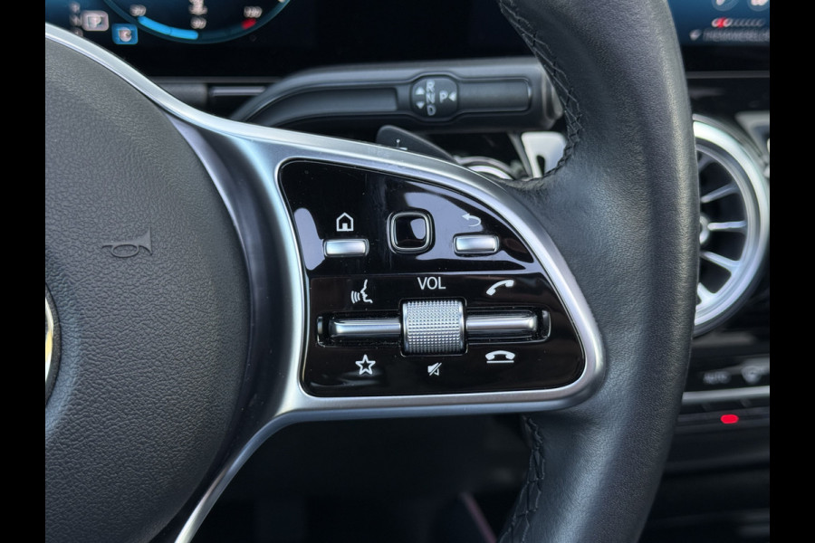 Mercedes-Benz GLA 200 Luxury Line | Trekhaak | Pano | Ambient Light | Camera | 18 inch