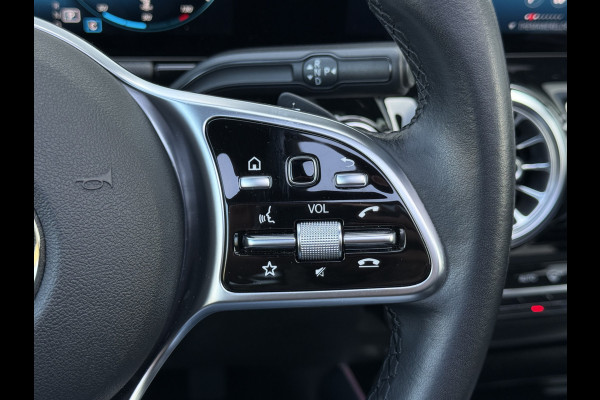 Mercedes-Benz GLA 200 Luxury Line | Trekhaak | Pano | Ambient Light | Camera | 18 inch