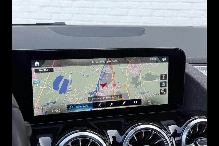 Mercedes-Benz GLA 200 Luxury Line | Trekhaak | Pano | Ambient Light | Camera | 18 inch