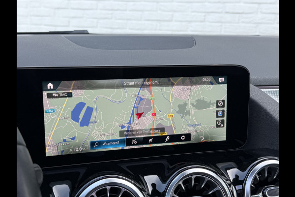 Mercedes-Benz GLA 200 Luxury Line | Trekhaak | Pano | Ambient Light | Camera | 18 inch