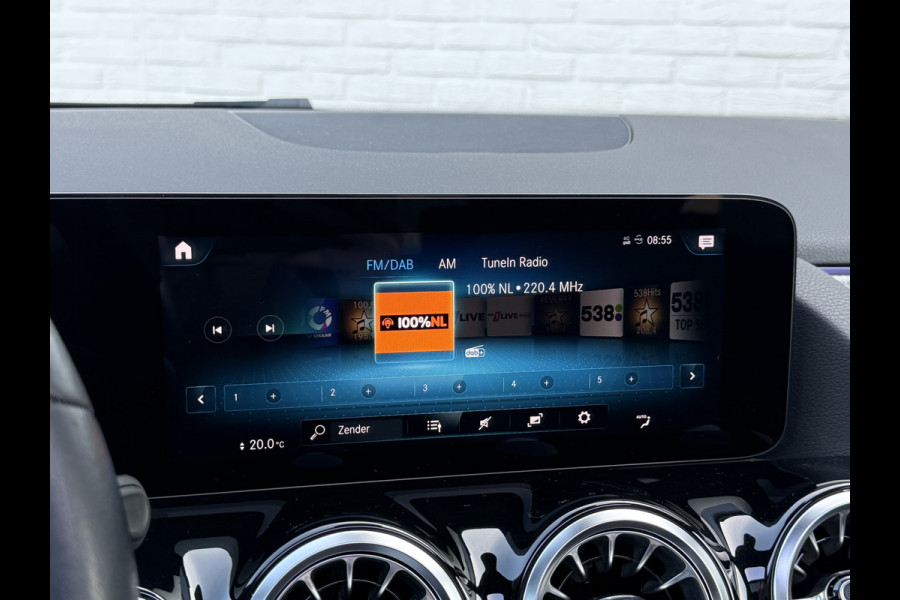 Mercedes-Benz GLA 200 Luxury Line | Trekhaak | Pano | Ambient Light | Camera | 18 inch