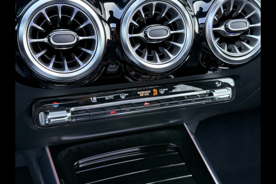 Mercedes-Benz GLA 200 Luxury Line | Trekhaak | Pano | Ambient Light | Camera | 18 inch