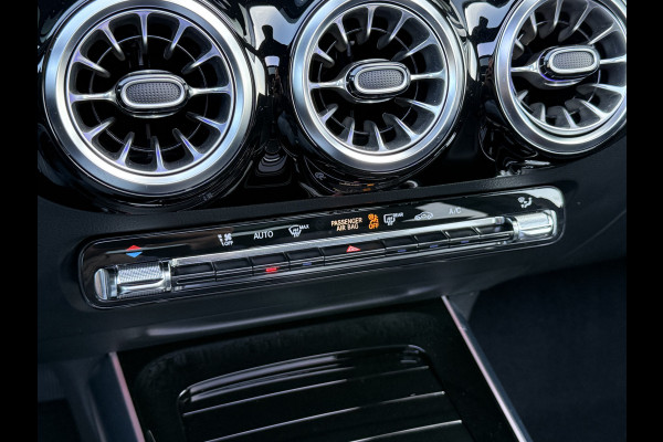 Mercedes-Benz GLA 200 Luxury Line | Trekhaak | Pano | Ambient Light | Camera | 18 inch