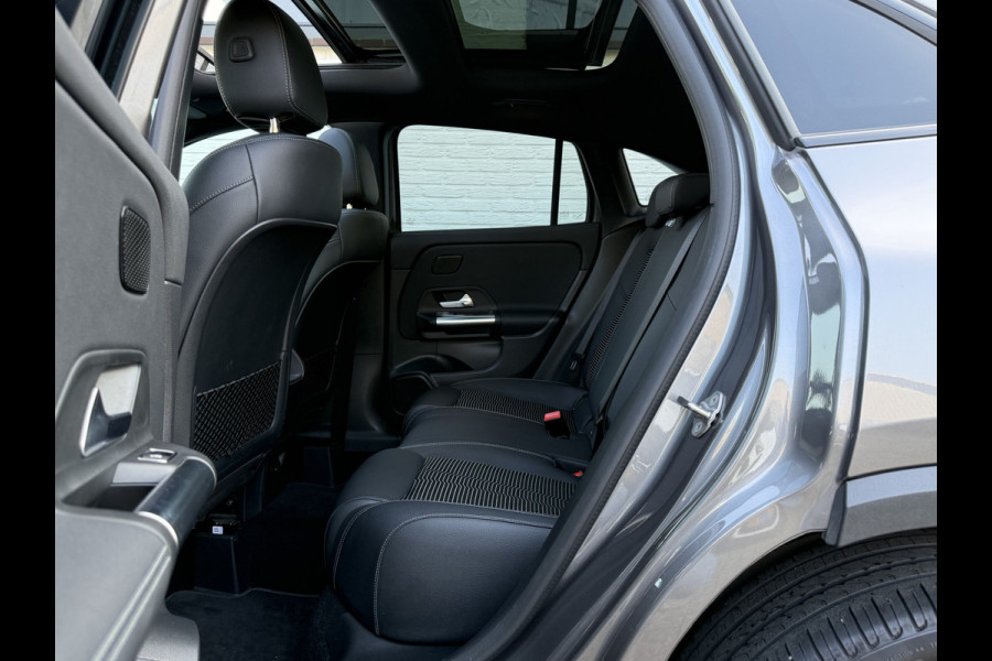 Mercedes-Benz GLA 200 Luxury Line | Trekhaak | Pano | Ambient Light | Camera | 18 inch