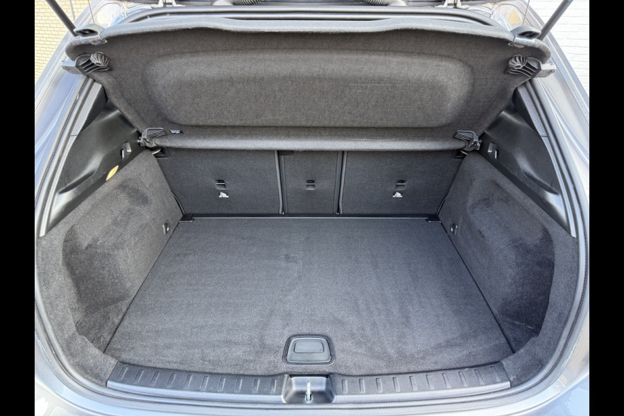 Mercedes-Benz GLA 200 Luxury Line | Trekhaak | Pano | Ambient Light | Camera | 18 inch