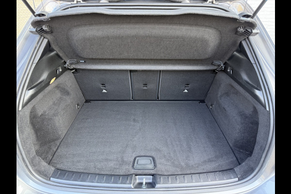 Mercedes-Benz GLA 200 Luxury Line | Trekhaak | Pano | Ambient Light | Camera | 18 inch