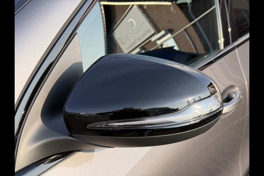 Mercedes-Benz GLA 200 Luxury Line | Trekhaak | Pano | Ambient Light | Camera | 18 inch