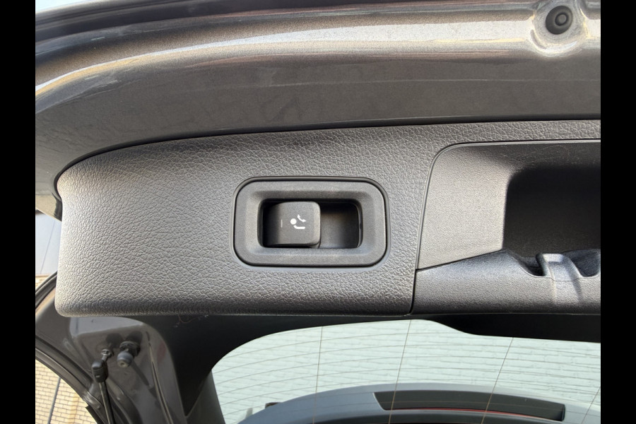 Mercedes-Benz GLA 200 Luxury Line | Trekhaak | Pano | Ambient Light | Camera | 18 inch