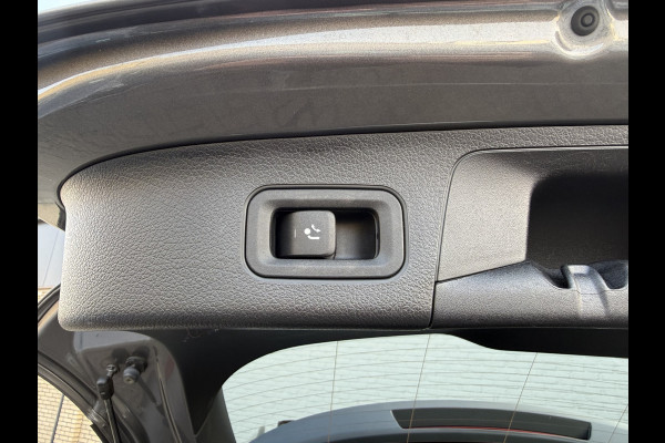 Mercedes-Benz GLA 200 Luxury Line | Trekhaak | Pano | Ambient Light | Camera | 18 inch