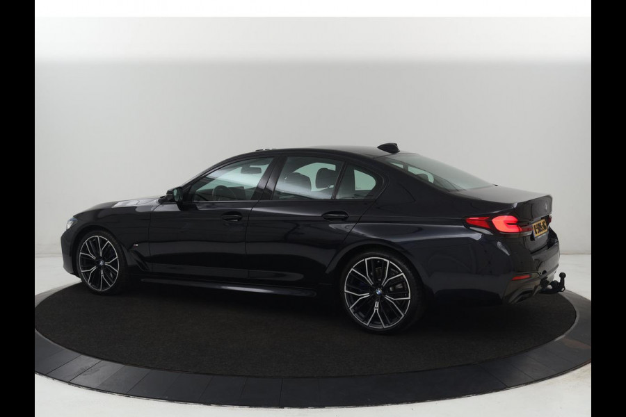 BMW 5 Serie 530d M Sport | Schuifdak | Head-Up | Nappaleder | Trekhaak | Adaptive cruise | Laserlicht | Camera | Stoelverwarming | Navigatie | 20'' | Sfeerverlichting | Park Assist | Origineel NL