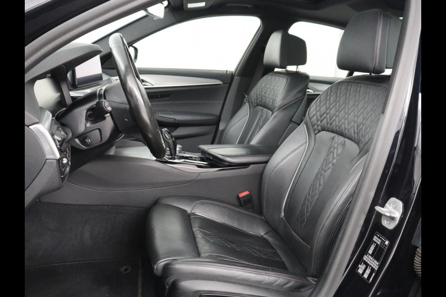 BMW 5 Serie 530d M Sport | Schuifdak | Head-Up | Nappaleder | Trekhaak | Adaptive cruise | Laserlicht | Camera | Stoelverwarming | Navigatie | 20'' | Sfeerverlichting | Park Assist | Origineel NL