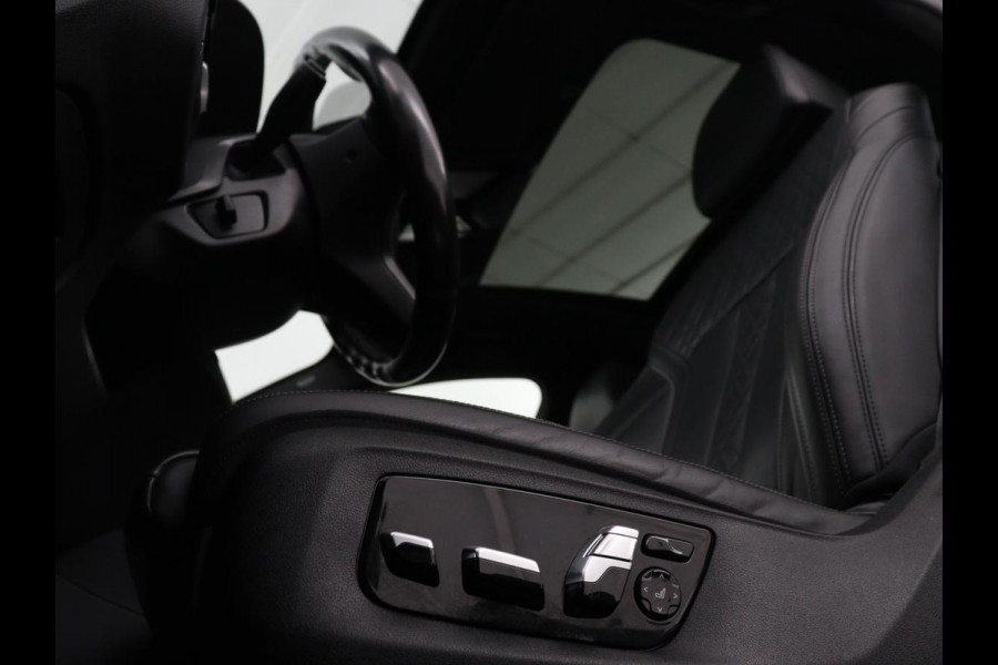 BMW 5 Serie 530d M Sport | Schuifdak | Head-Up | Nappaleder | Trekhaak | Adaptive cruise | Laserlicht | Camera | Stoelverwarming | Navigatie | 20'' | Sfeerverlichting | Park Assist | Origineel NL