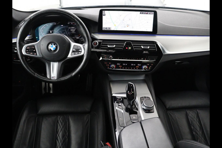 BMW 5 Serie 530d M Sport | Schuifdak | Head-Up | Nappaleder | Trekhaak | Adaptive cruise | Laserlicht | Camera | Stoelverwarming | Navigatie | 20'' | Sfeerverlichting | Park Assist | Origineel NL