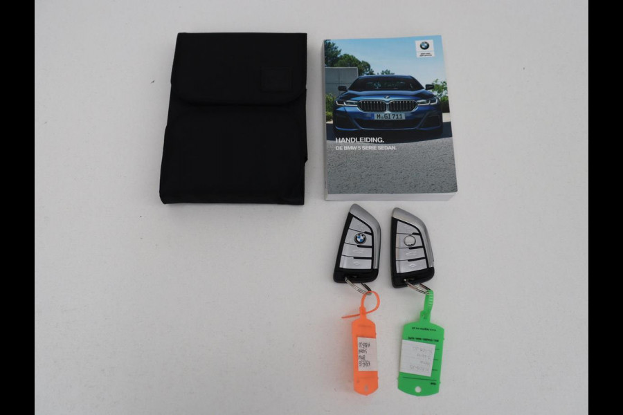 BMW 5 Serie 530d M Sport | Schuifdak | Head-Up | Nappaleder | Trekhaak | Adaptive cruise | Laserlicht | Camera | Stoelverwarming | Navigatie | 20'' | Sfeerverlichting | Park Assist | Origineel NL