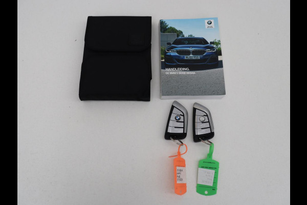 BMW 5 Serie 530d M Sport | Schuifdak | Head-Up | Nappaleder | Trekhaak | Adaptive cruise | Laserlicht | Camera | Stoelverwarming | Navigatie | 20'' | Sfeerverlichting | Park Assist | Origineel NL