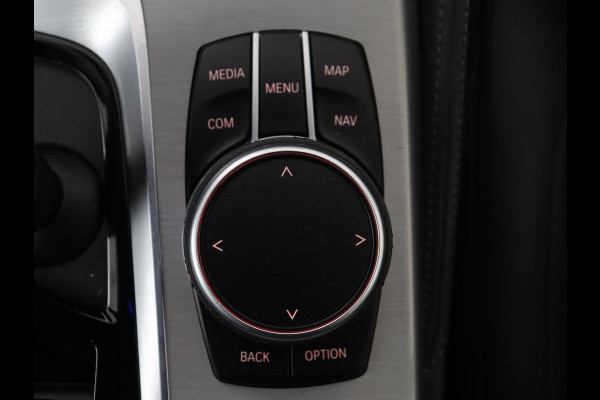 BMW 5 Serie 530d M Sport | Schuifdak | Head-Up | Nappaleder | Trekhaak | Adaptive cruise | Laserlicht | Camera | Stoelverwarming | Navigatie | 20'' | Sfeerverlichting | Park Assist | Origineel NL