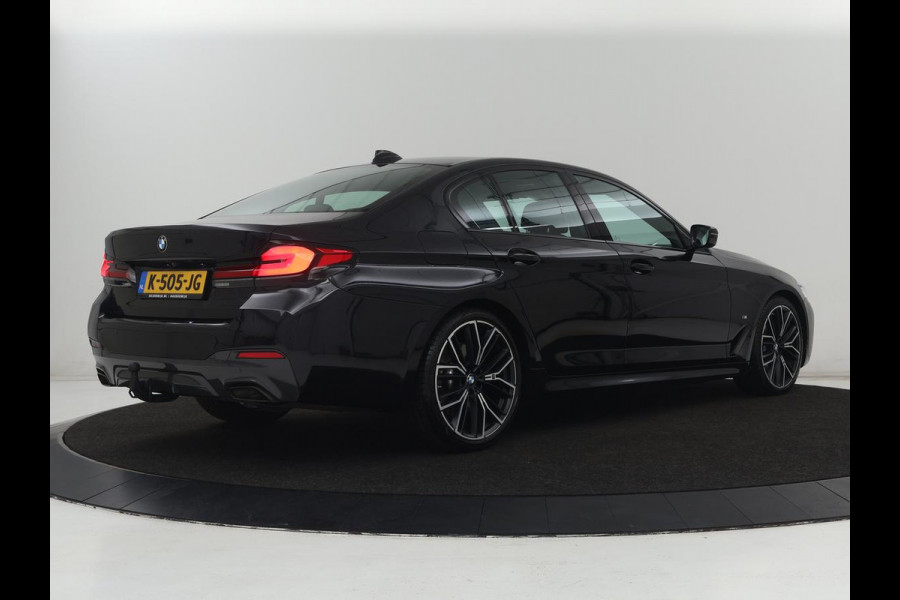BMW 5 Serie 530d M Sport | Schuifdak | Head-Up | Nappaleder | Trekhaak | Adaptive cruise | Laserlicht | Camera | Stoelverwarming | Navigatie | 20'' | Sfeerverlichting | Park Assist | Origineel NL