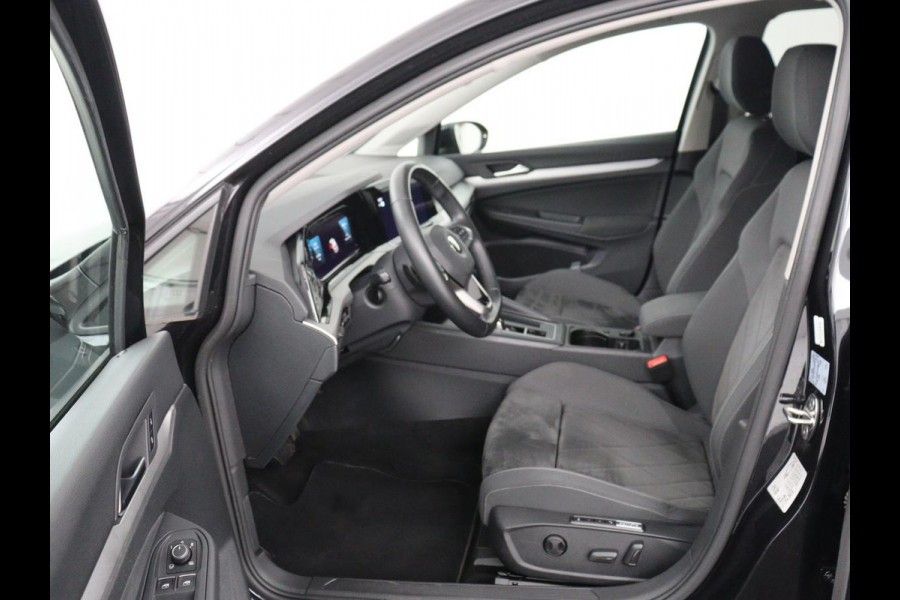 Volkswagen Golf 1.0 eTSI Life | Camera | Massage | Carplay | Adaptive cruise | Memory | Navigatie | Sfeerverlichting | Side Assist | File Assistent | Climate control | Park Assist | Getint glas