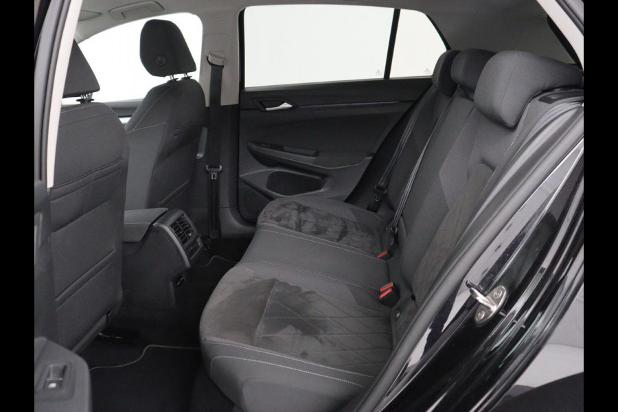 Volkswagen Golf 1.0 eTSI Life | Camera | Massage | Carplay | Adaptive cruise | Memory | Navigatie | Sfeerverlichting | Side Assist | File Assistent | Climate control | Park Assist | Getint glas